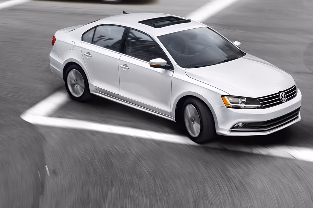 2017 Volkswagen Jetta right turn